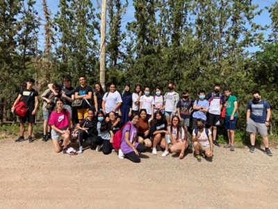 Los jovenes premiados en el concurso de cortos contra el acoso escolar posan en una fotografía de grupo a su llegada a Finca Caruana